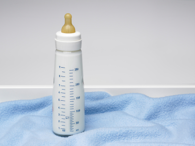 Babyfläschchen mit Dampfsterilisator sterilisieren