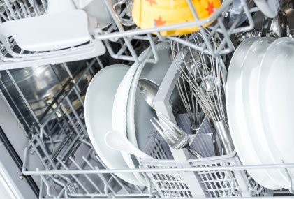 Geruch in Spülmaschine mit Hausmitteln beseitigen